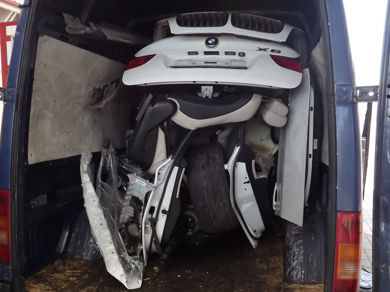 Illustration for article titled Here's Proof You Can Fit An Entire BMW X6 Into A Van